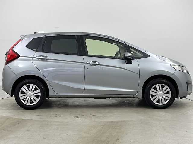 ホンダ フィット 13G Fパッケージ 道央・札幌 2015(平27)年 2.8万km ティンテッドシルバーM ・4WD/・ワンオーナー/・純正ナビ＆TV&CD&DVD&BT&SD/・バックカメラ/・衝突軽減ブレーキ/・純正ドライブレコーダー/・純正エンジンスターター/・鉄チン付きサマータイヤ積込/・フロントワイパーデアイサー/・ビルトインETC/・スマートキー/・スペアキー/・アイドリングストップ/・横滑り防止