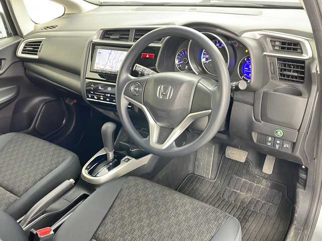 ホンダ フィット 13G Fパッケージ 道央・札幌 2015(平27)年 2.8万km ティンテッドシルバーM ・4WD/・ワンオーナー/・純正ナビ＆TV&CD&DVD&BT&SD/・バックカメラ/・衝突軽減ブレーキ/・純正ドライブレコーダー/・純正エンジンスターター/・鉄チン付きサマータイヤ積込/・フロントワイパーデアイサー/・ビルトインETC/・スマートキー/・スペアキー/・アイドリングストップ/・横滑り防止