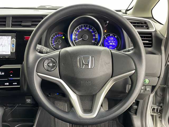 ホンダ フィット 13G Fパッケージ 道央・札幌 2015(平27)年 2.8万km ティンテッドシルバーM ・4WD/・ワンオーナー/・純正ナビ＆TV&CD&DVD&BT&SD/・バックカメラ/・衝突軽減ブレーキ/・純正ドライブレコーダー/・純正エンジンスターター/・鉄チン付きサマータイヤ積込/・フロントワイパーデアイサー/・ビルトインETC/・スマートキー/・スペアキー/・アイドリングストップ/・横滑り防止