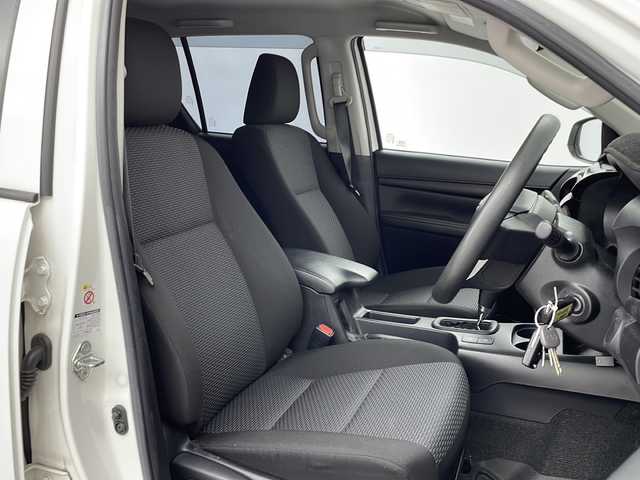 トヨタ ハイラックス X 群馬県 2019(平31)年 7.6万km スーパーホワイトⅡ ＪＡＯＳ車高調　ＪＡＯＳマフラー　三つ折りソフトトノカバー　ヒッチメンバー　社外１６インチアルミホイール　ナビ　バックカメラ　前後ドラレコ　ＥＴＣ　ステアリングスイッチ　ＬＥＤライト　フォグ　禁煙車