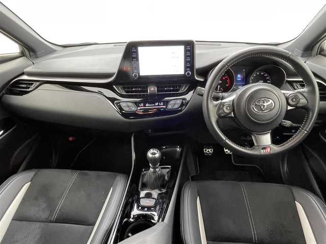 トヨタ Ｃ－ＨＲ S－T GRスポーツ 熊本県 2023(令5)年 1.5万km プラチナホワイトパールマイカ ワンオーナー　/全周囲カメラ　/純正ディスプレイオーディオ　/ビルトインＥＴＣ　/レーダークルーズコントロール　/トヨタセーフティーセンス/・プリクラッシュセーフティ/・レーンキープアシスト/・先行車発進お知らせ機能/・レーダークルーズコントロール/・ふらつき警報機能/・ブラインドスポットモニター/・オートハイビーム/・衝突軽減ブレーキ/前席シートヒーター/ハーフレザーシート/オートブレーキホールド/純正フロアマット/純正19インチAW/オートライト/LEDヘッドライト/フォグライト/スマートキー/プッシュスタート/スペアキー1本/保証書/取扱説明書