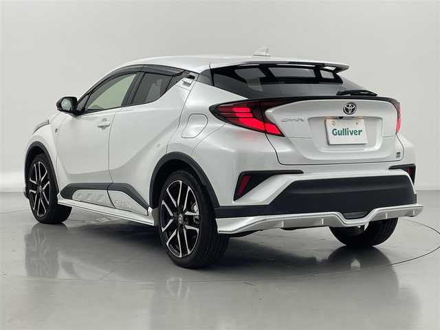 トヨタ Ｃ－ＨＲ S－T GRスポーツ 熊本県 2023(令5)年 1.5万km プラチナホワイトパールマイカ ワンオーナー　/全周囲カメラ　/純正ディスプレイオーディオ　/ビルトインＥＴＣ　/レーダークルーズコントロール　/トヨタセーフティーセンス/・プリクラッシュセーフティ/・レーンキープアシスト/・先行車発進お知らせ機能/・レーダークルーズコントロール/・ふらつき警報機能/・ブラインドスポットモニター/・オートハイビーム/・衝突軽減ブレーキ/前席シートヒーター/ハーフレザーシート/オートブレーキホールド/純正フロアマット/純正19インチAW/オートライト/LEDヘッドライト/フォグライト/スマートキー/プッシュスタート/スペアキー1本/保証書/取扱説明書