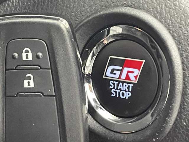 トヨタ Ｃ－ＨＲ S－T GRスポーツ 熊本県 2023(令5)年 1.5万km プラチナホワイトパールマイカ ワンオーナー　/全周囲カメラ　/純正ディスプレイオーディオ　/ビルトインＥＴＣ　/レーダークルーズコントロール　/トヨタセーフティーセンス/・プリクラッシュセーフティ/・レーンキープアシスト/・先行車発進お知らせ機能/・レーダークルーズコントロール/・ふらつき警報機能/・ブラインドスポットモニター/・オートハイビーム/・衝突軽減ブレーキ/前席シートヒーター/ハーフレザーシート/オートブレーキホールド/純正フロアマット/純正19インチAW/オートライト/LEDヘッドライト/フォグライト/スマートキー/プッシュスタート/スペアキー1本/保証書/取扱説明書