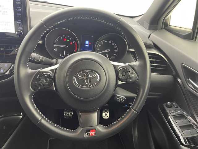 トヨタ Ｃ－ＨＲ S－T GRスポーツ 熊本県 2023(令5)年 1.5万km プラチナホワイトパールマイカ ワンオーナー　/全周囲カメラ　/純正ディスプレイオーディオ　/ビルトインＥＴＣ　/レーダークルーズコントロール　/トヨタセーフティーセンス/・プリクラッシュセーフティ/・レーンキープアシスト/・先行車発進お知らせ機能/・レーダークルーズコントロール/・ふらつき警報機能/・ブラインドスポットモニター/・オートハイビーム/・衝突軽減ブレーキ/前席シートヒーター/ハーフレザーシート/オートブレーキホールド/純正フロアマット/純正19インチAW/オートライト/LEDヘッドライト/フォグライト/スマートキー/プッシュスタート/スペアキー1本/保証書/取扱説明書