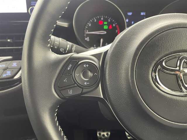 トヨタ Ｃ－ＨＲ S－T GRスポーツ 熊本県 2023(令5)年 1.5万km プラチナホワイトパールマイカ ワンオーナー　/全周囲カメラ　/純正ディスプレイオーディオ　/ビルトインＥＴＣ　/レーダークルーズコントロール　/トヨタセーフティーセンス/・プリクラッシュセーフティ/・レーンキープアシスト/・先行車発進お知らせ機能/・レーダークルーズコントロール/・ふらつき警報機能/・ブラインドスポットモニター/・オートハイビーム/・衝突軽減ブレーキ/前席シートヒーター/ハーフレザーシート/オートブレーキホールド/純正フロアマット/純正19インチAW/オートライト/LEDヘッドライト/フォグライト/スマートキー/プッシュスタート/スペアキー1本/保証書/取扱説明書