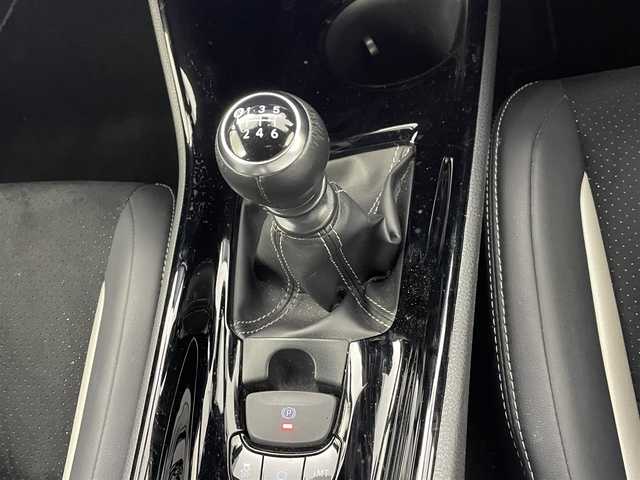 トヨタ Ｃ－ＨＲ S－T GRスポーツ 熊本県 2023(令5)年 1.5万km プラチナホワイトパールマイカ ワンオーナー　/全周囲カメラ　/純正ディスプレイオーディオ　/ビルトインＥＴＣ　/レーダークルーズコントロール　/トヨタセーフティーセンス/・プリクラッシュセーフティ/・レーンキープアシスト/・先行車発進お知らせ機能/・レーダークルーズコントロール/・ふらつき警報機能/・ブラインドスポットモニター/・オートハイビーム/・衝突軽減ブレーキ/前席シートヒーター/ハーフレザーシート/オートブレーキホールド/純正フロアマット/純正19インチAW/オートライト/LEDヘッドライト/フォグライト/スマートキー/プッシュスタート/スペアキー1本/保証書/取扱説明書