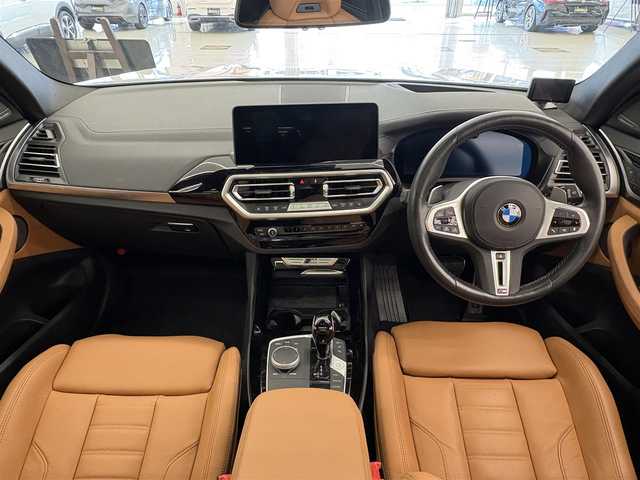 ＢＭＷ Ｘ３ M40d 岡山県 2022(令4)年 3.2万km アルピンホワイトⅢ セレクトパッケージ/・パノラマガラスサンルーフ/・harman/kardonサラウンドサウンドシステム/・シートヒーター（ALL）/・ヘッドアップディスプレイ/・ジェスチャーコントロール/・サンプロテクションガラス/・リアサイドウインドローラーブラインド/・HUD/ACC/本革シート（ブラウン）/ステアリングヒーター/全周囲カメラ/iDrive7/アップルカープレイ/フルセグTV/ドラレコ/ヒルディセントコントロール/SOSコール/正面衝突警告/側面衝突警告/車線逸脱警告/車線変更警告/ブラックキドニーグリル/Mスポーツキャリパー（RED）