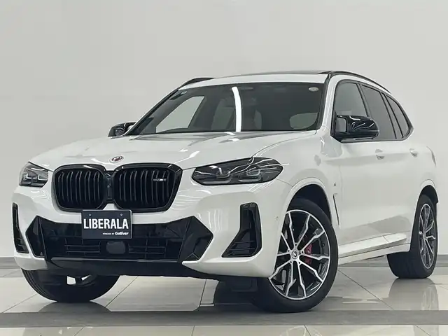 ＢＭＷ Ｘ３ M40d 岡山県 2022(令4)年 3.2万km アルピンホワイトⅢ セレクトパッケージ/・パノラマガラスサンルーフ/・harman/kardonサラウンドサウンドシステム/・シートヒーター（ALL）/・ヘッドアップディスプレイ/・ジェスチャーコントロール/・サンプロテクションガラス/・リアサイドウインドローラーブラインド/・HUD/ACC/本革シート（ブラウン）/ステアリングヒーター/全周囲カメラ/iDrive7/アップルカープレイ/フルセグTV/ドラレコ/ヒルディセントコントロール/SOSコール/正面衝突警告/側面衝突警告/車線逸脱警告/車線変更警告/ブラックキドニーグリル/Mスポーツキャリパー（RED）
