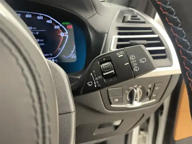 ＢＭＷ Ｘ３ M40d 岡山県 2022(令4)年 3.2万km アルピンホワイトⅢ セレクトパッケージ/・パノラマガラスサンルーフ/・harman/kardonサラウンドサウンドシステム/・シートヒーター（ALL）/・ヘッドアップディスプレイ/・ジェスチャーコントロール/・サンプロテクションガラス/・リアサイドウインドローラーブラインド/・HUD/ACC/本革シート（ブラウン）/ステアリングヒーター/全周囲カメラ/iDrive7/アップルカープレイ/フルセグTV/ドラレコ/ヒルディセントコントロール/SOSコール/正面衝突警告/側面衝突警告/車線逸脱警告/車線変更警告/ブラックキドニーグリル/Mスポーツキャリパー（RED）