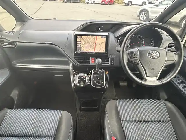 トヨタ ヴォクシー ZS 煌Ⅱ 福岡県 2016(平28)年 8.5万km ホワイトパールクリスタルシャイン ワンオーナー/衝突軽減ブレーキ/レーンキープアシスト/フリップダウンモニター/両側パワースライドドア/社外メモリナビ/フルセグTV/Bluetooth/バックカメラ/LEDライト/オートハイビーム/ドライブレコーダー/ETC/取扱説明書/保証書/スペアキー×1