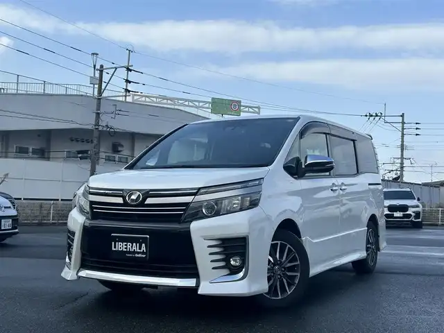 トヨタ ヴォクシー ZS 煌Ⅱ 福岡県 2016(平28)年 8.5万km ホワイトパールクリスタルシャイン ワンオーナー/衝突軽減ブレーキ/レーンキープアシスト/フリップダウンモニター/両側パワースライドドア/社外メモリナビ/フルセグTV/Bluetooth/バックカメラ/LEDライト/オートハイビーム/ドライブレコーダー/ETC/取扱説明書/保証書/スペアキー×1
