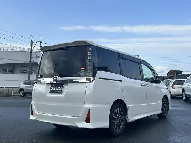 トヨタ ヴォクシー ZS 煌Ⅱ 福岡県 2016(平28)年 8.5万km ホワイトパールクリスタルシャイン ワンオーナー/衝突軽減ブレーキ/レーンキープアシスト/フリップダウンモニター/両側パワースライドドア/社外メモリナビ/フルセグTV/Bluetooth/バックカメラ/LEDライト/オートハイビーム/ドライブレコーダー/ETC/取扱説明書/保証書/スペアキー×1