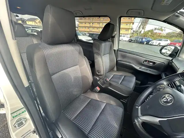 トヨタ ヴォクシー ZS 煌Ⅱ 福岡県 2016(平28)年 8.5万km ホワイトパールクリスタルシャイン ワンオーナー/衝突軽減ブレーキ/レーンキープアシスト/フリップダウンモニター/両側パワースライドドア/社外メモリナビ/フルセグTV/Bluetooth/バックカメラ/LEDライト/オートハイビーム/ドライブレコーダー/ETC/取扱説明書/保証書/スペアキー×1