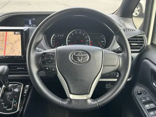 トヨタ ヴォクシー ZS 煌Ⅱ 福岡県 2016(平28)年 8.5万km ホワイトパールクリスタルシャイン ワンオーナー/衝突軽減ブレーキ/レーンキープアシスト/フリップダウンモニター/両側パワースライドドア/社外メモリナビ/フルセグTV/Bluetooth/バックカメラ/LEDライト/オートハイビーム/ドライブレコーダー/ETC/取扱説明書/保証書/スペアキー×1