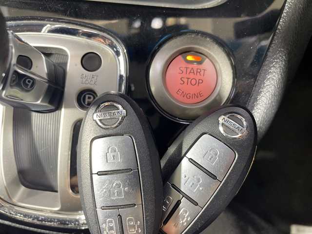 日産 セレナ HWS S HV Vセレ +Sefty Aセーフ 神奈川県 2015(平27)年 8.5万km ブリリアントホワイトパール 純正8インチディーラーオプションナビ【MM514D-2】/アラウンドビューモニター/両側パワースライドドア/エマージェンシーブレーキ/クルーズコントロール/ビルトインETC/前後ドライブレコーダー/純正フロアマット/プッシュスタート/スマートキー/LEDヘッドライト/オートライト/ドアバイザー/電動格納ミラー/車線逸脱警報/踏み間違い衝突防止アシスト/ふらつき警報