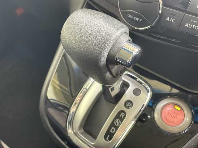 日産 セレナ HWS S HV Vセレ +Sefty Aセーフ 神奈川県 2015(平27)年 8.5万km ブリリアントホワイトパール 純正8インチディーラーオプションナビ【MM514D-2】/アラウンドビューモニター/両側パワースライドドア/エマージェンシーブレーキ/クルーズコントロール/ビルトインETC/前後ドライブレコーダー/純正フロアマット/プッシュスタート/スマートキー/LEDヘッドライト/オートライト/ドアバイザー/電動格納ミラー/車線逸脱警報/踏み間違い衝突防止アシスト/ふらつき警報