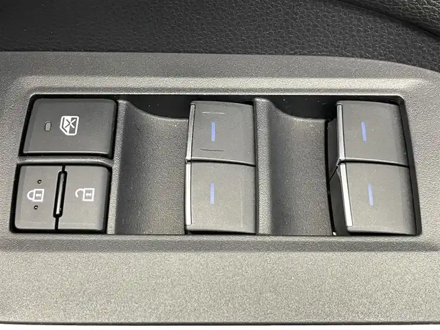 トヨタ ＲＡＶ４ アドベンチャー オフロードPKG 鹿児島県 2022(令4)年 1.6万km スーパーホワイトⅡ 純正ナビ機能付きディスプレイオーディオ/(AppleCarPlay/AndroidAuto/Bluetooth)/全方位カメラ　/トヨタセーフティセンス　/　・プリクラッシュセーフティ/　・レーントレーシングアシスト/　・レーダークルーズコントロール/　・オートマチックハイビーム/　・ロードサインアシスト/電動リアゲート　/前後ドライブレコーダー/ETC2.0/前後コーナーセンサー　/デジタルインナーミラー　/純正アルミホイール　/シートヒーター/シートベンチレーション/パワーシート/ステアリングヒーター/純正フロアマット/４WD