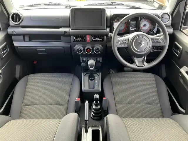 スズキ ジムニー XC 滋賀県 2025(令7)年 0.2万km ミディアムグレー ワンオーナー /車検令和10年2月まで/パートタイム4WD/純正16インチアルミホイール/スズキセーフティサポート/純正LEDヘッドライト/・フォグランプ/純正フロアマット/前席シートヒーター/ステアリングリモコン/・オーディオ操作用/・クルーズコントロール/スペアキー/背面スペアタイヤ/取扱説明書/保証書/