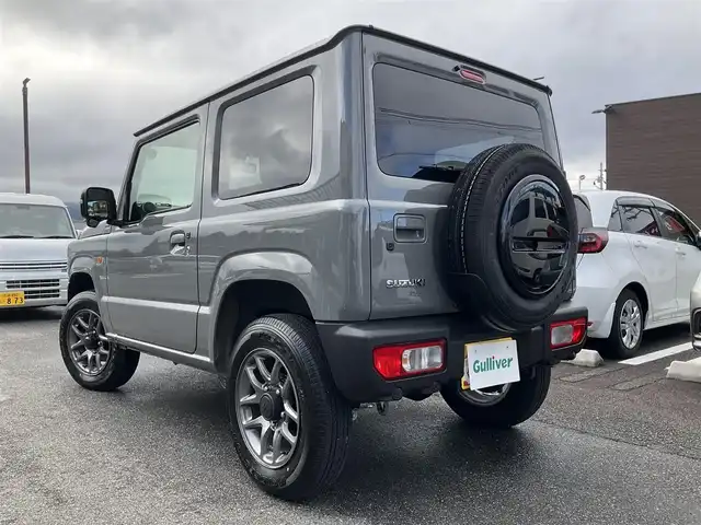 スズキ ジムニー XC 滋賀県 2025(令7)年 0.2万km ミディアムグレー ワンオーナー /車検令和10年2月まで/パートタイム4WD/純正16インチアルミホイール/スズキセーフティサポート/純正LEDヘッドライト/・フォグランプ/純正フロアマット/前席シートヒーター/ステアリングリモコン/・オーディオ操作用/・クルーズコントロール/スペアキー/背面スペアタイヤ/取扱説明書/保証書/