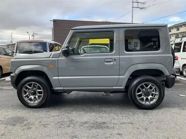 スズキ ジムニー XC 滋賀県 2025(令7)年 0.2万km ミディアムグレー ワンオーナー /車検令和10年2月まで/パートタイム4WD/純正16インチアルミホイール/スズキセーフティサポート/純正LEDヘッドライト/・フォグランプ/純正フロアマット/前席シートヒーター/ステアリングリモコン/・オーディオ操作用/・クルーズコントロール/スペアキー/背面スペアタイヤ/取扱説明書/保証書/