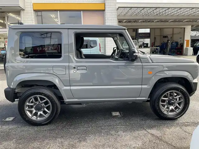 スズキ ジムニー XC 滋賀県 2025(令7)年 0.2万km ミディアムグレー ワンオーナー /車検令和10年2月まで/パートタイム4WD/純正16インチアルミホイール/スズキセーフティサポート/純正LEDヘッドライト/・フォグランプ/純正フロアマット/前席シートヒーター/ステアリングリモコン/・オーディオ操作用/・クルーズコントロール/スペアキー/背面スペアタイヤ/取扱説明書/保証書/