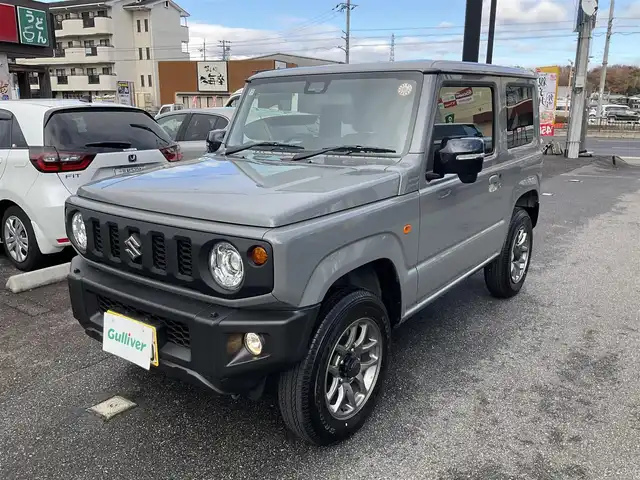 スズキ ジムニー XC 滋賀県 2025(令7)年 0.2万km ミディアムグレー ワンオーナー /車検令和10年2月まで/パートタイム4WD/純正16インチアルミホイール/スズキセーフティサポート/純正LEDヘッドライト/・フォグランプ/純正フロアマット/前席シートヒーター/ステアリングリモコン/・オーディオ操作用/・クルーズコントロール/スペアキー/背面スペアタイヤ/取扱説明書/保証書/