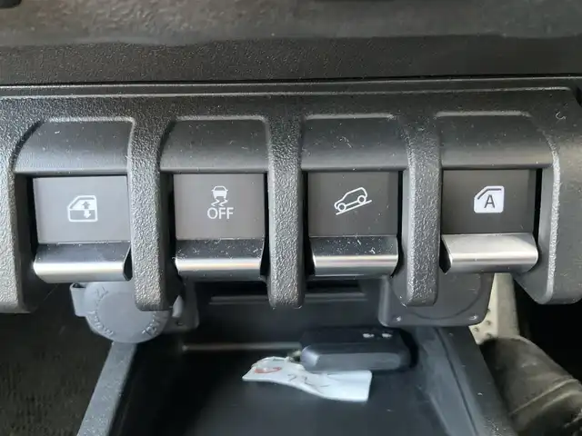 スズキ ジムニー XC 滋賀県 2025(令7)年 0.2万km ミディアムグレー ワンオーナー /車検令和10年2月まで/パートタイム4WD/純正16インチアルミホイール/スズキセーフティサポート/純正LEDヘッドライト/・フォグランプ/純正フロアマット/前席シートヒーター/ステアリングリモコン/・オーディオ操作用/・クルーズコントロール/スペアキー/背面スペアタイヤ/取扱説明書/保証書/