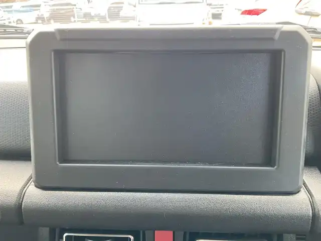 スズキ ジムニー XC 滋賀県 2025(令7)年 0.2万km ミディアムグレー ワンオーナー /車検令和10年2月まで/パートタイム4WD/純正16インチアルミホイール/スズキセーフティサポート/純正LEDヘッドライト/・フォグランプ/純正フロアマット/前席シートヒーター/ステアリングリモコン/・オーディオ操作用/・クルーズコントロール/スペアキー/背面スペアタイヤ/取扱説明書/保証書/