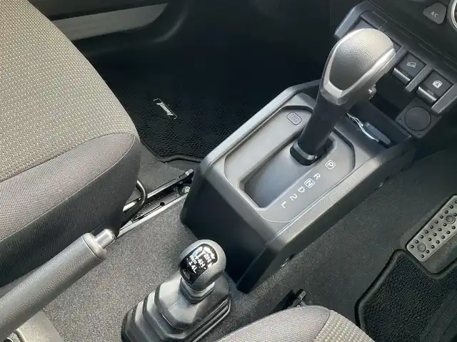 スズキ ジムニー XC 滋賀県 2025(令7)年 0.2万km ミディアムグレー ワンオーナー /車検令和10年2月まで/パートタイム4WD/純正16インチアルミホイール/スズキセーフティサポート/純正LEDヘッドライト/・フォグランプ/純正フロアマット/前席シートヒーター/ステアリングリモコン/・オーディオ操作用/・クルーズコントロール/スペアキー/背面スペアタイヤ/取扱説明書/保証書/