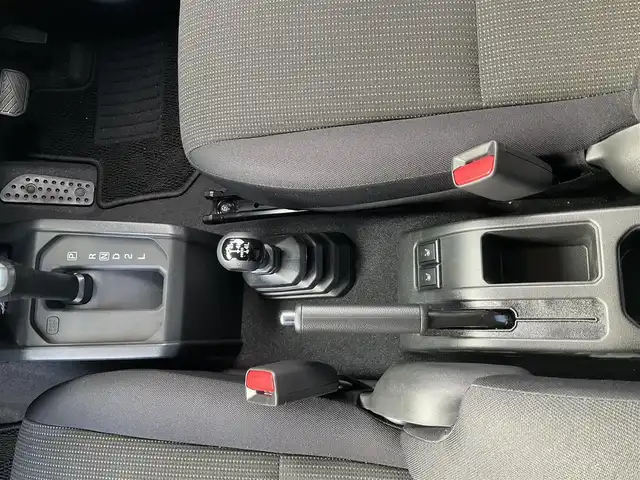 スズキ ジムニー XC 滋賀県 2025(令7)年 0.2万km ミディアムグレー ワンオーナー /車検令和10年2月まで/パートタイム4WD/純正16インチアルミホイール/スズキセーフティサポート/純正LEDヘッドライト/・フォグランプ/純正フロアマット/前席シートヒーター/ステアリングリモコン/・オーディオ操作用/・クルーズコントロール/スペアキー/背面スペアタイヤ/取扱説明書/保証書/