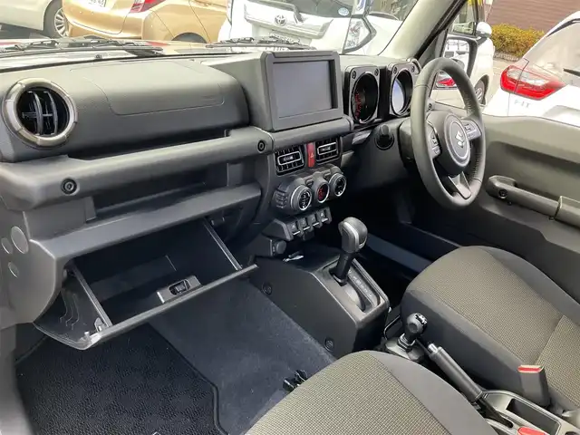 スズキ ジムニー XC 滋賀県 2025(令7)年 0.2万km ミディアムグレー ワンオーナー /車検令和10年2月まで/パートタイム4WD/純正16インチアルミホイール/スズキセーフティサポート/純正LEDヘッドライト/・フォグランプ/純正フロアマット/前席シートヒーター/ステアリングリモコン/・オーディオ操作用/・クルーズコントロール/スペアキー/背面スペアタイヤ/取扱説明書/保証書/