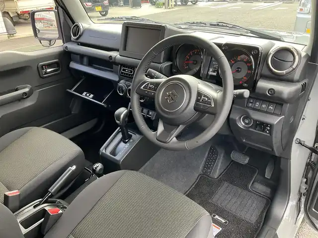 スズキ ジムニー XC 滋賀県 2025(令7)年 0.2万km ミディアムグレー ワンオーナー /車検令和10年2月まで/パートタイム4WD/純正16インチアルミホイール/スズキセーフティサポート/純正LEDヘッドライト/・フォグランプ/純正フロアマット/前席シートヒーター/ステアリングリモコン/・オーディオ操作用/・クルーズコントロール/スペアキー/背面スペアタイヤ/取扱説明書/保証書/