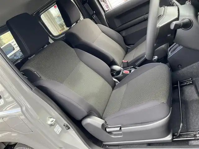 スズキ ジムニー XC 滋賀県 2025(令7)年 0.2万km ミディアムグレー ワンオーナー /車検令和10年2月まで/パートタイム4WD/純正16インチアルミホイール/スズキセーフティサポート/純正LEDヘッドライト/・フォグランプ/純正フロアマット/前席シートヒーター/ステアリングリモコン/・オーディオ操作用/・クルーズコントロール/スペアキー/背面スペアタイヤ/取扱説明書/保証書/