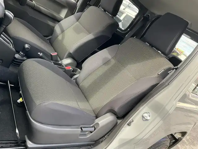 スズキ ジムニー XC 滋賀県 2025(令7)年 0.2万km ミディアムグレー ワンオーナー /車検令和10年2月まで/パートタイム4WD/純正16インチアルミホイール/スズキセーフティサポート/純正LEDヘッドライト/・フォグランプ/純正フロアマット/前席シートヒーター/ステアリングリモコン/・オーディオ操作用/・クルーズコントロール/スペアキー/背面スペアタイヤ/取扱説明書/保証書/
