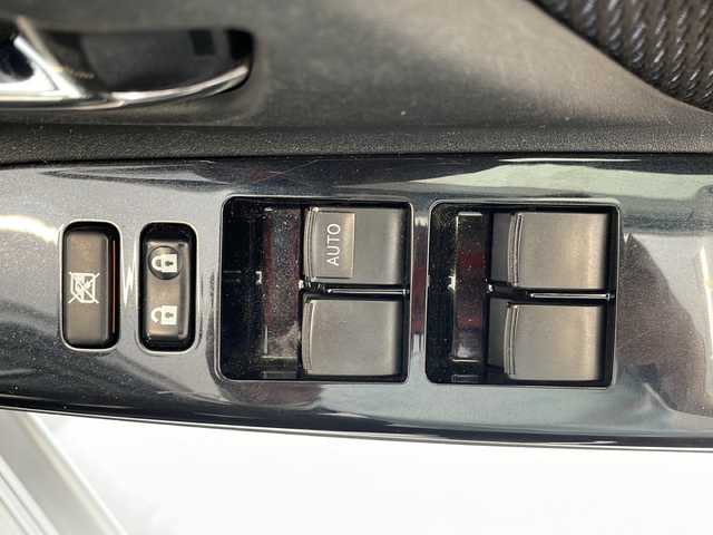トヨタ ヴィッツ F LEDエディション 岐阜県 2016(平28)年 4.9万km シルバーM プリクラッシュセーフティ/踏み間違い防止装置/純正ナビ/TV/Bluetooth/バックカメラ/ETC/オートマチックハイビーム/レーンキープ/プッシュスタート/スマートキー/保証書/取扱説明書/スペアキー