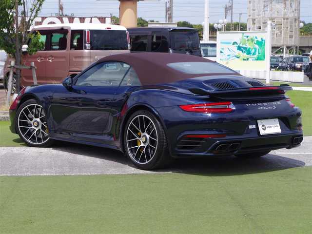 ポルシェ ９１１ ターボS カブリオレ 千葉県 2016(平28)年 1.8万km ナイトブルーメタリック ＝＝ナイトブルーメタリック＝＝/４WD・ツインターボ/スポーツクロノ/可動式前後スポイラー/PCCB/ ・ポルシェセラミックコンボジットブレーキ/BOSEサウンドシステム/アダプティブクルーズコントロール/センターロック２０inAW/ ・F:245/35 ZR20/ ・R:305/30 ZR20/ ・PILOT SPORT 4S (N0)2024年製/レザーシート/ ・前席パワーシート/ ・運転席シートメモリー/ ・前席シートヒーター機能/ ・前席ベンチレーション機能/ ステアリングヒーター/メーカーナビゲーション/ 【Bluetooth/CD/DVD/ラジオ】/バックカメラ/ビルトインETC（DSRC）/ディーラー記録簿/2016年～2021年各年数、2023年有り/新車保証書/取扱説明書/スペアキー×１