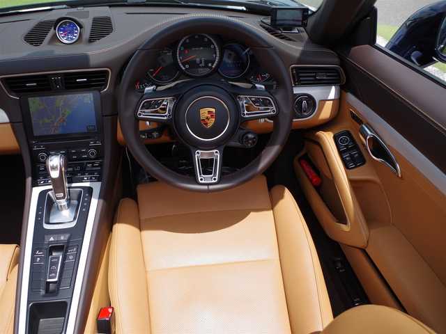 ポルシェ ９１１ ターボS カブリオレ 千葉県 2016(平28)年 1.8万km ナイトブルーメタリック ＝＝ナイトブルーメタリック＝＝/４WD・ツインターボ/スポーツクロノ/可動式前後スポイラー/PCCB/ ・ポルシェセラミックコンボジットブレーキ/BOSEサウンドシステム/アダプティブクルーズコントロール/センターロック２０inAW/ ・F:245/35 ZR20/ ・R:305/30 ZR20/ ・PILOT SPORT 4S (N0)2024年製/レザーシート/ ・前席パワーシート/ ・運転席シートメモリー/ ・前席シートヒーター機能/ ・前席ベンチレーション機能/ ステアリングヒーター/メーカーナビゲーション/ 【Bluetooth/CD/DVD/ラジオ】/バックカメラ/ビルトインETC（DSRC）/ディーラー記録簿/2016年～2021年各年数、2023年有り/新車保証書/取扱説明書/スペアキー×１
