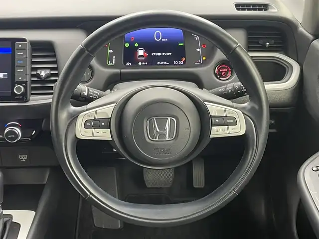 ホンダ フィット e:HEVホーム 岡山県 2020(令2)年 1.5万km プレミアムサンライトホワイトパール 純正９インチナビ/【Bluetooth/フルセグTV/USB】/純正16インチAW(オプション）/ハーフレザーシート/衝突軽減ブレーキ/追従型クルーズコントロール/ビルトインＥＴＣ/ＬＥＤヘッドライト＆LEDフォグランプ/オートハイビーム　/純正ドライブレコーダー（前後）/バックカメラ/純正フロアマット/踏み間違い防止/オートブレーキホールド/ISOFIX/ステアリングスイッチ/チルトステアリング/シートリフター/ウインカーミラー/ドアバイザー/プッシュスタート/スマートキー×2/保証書/取扱説明書/ナビ取扱説明書