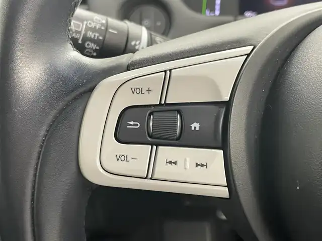 ホンダ フィット e:HEVホーム 岡山県 2020(令2)年 1.5万km プレミアムサンライトホワイトパール 純正９インチナビ/【Bluetooth/フルセグTV/USB】/純正16インチAW(オプション）/ハーフレザーシート/衝突軽減ブレーキ/追従型クルーズコントロール/ビルトインＥＴＣ/ＬＥＤヘッドライト＆LEDフォグランプ/オートハイビーム　/純正ドライブレコーダー（前後）/バックカメラ/純正フロアマット/踏み間違い防止/オートブレーキホールド/ISOFIX/ステアリングスイッチ/チルトステアリング/シートリフター/ウインカーミラー/ドアバイザー/プッシュスタート/スマートキー×2/保証書/取扱説明書/ナビ取扱説明書