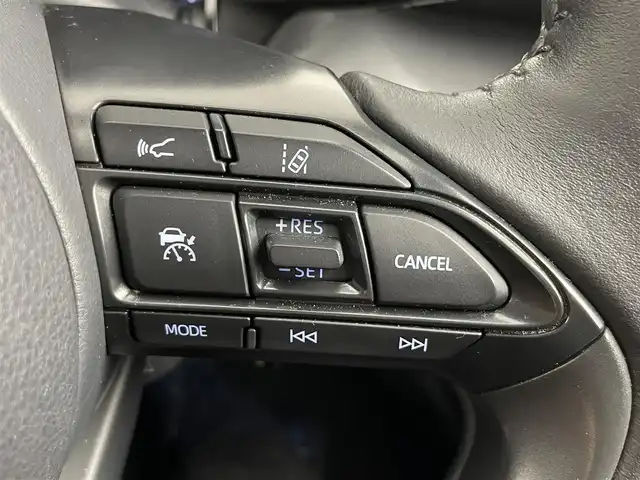 トヨタ ヤリスクロス ハイブリッド Z アドベンチャー 道央・札幌 2023(令5)年 1.9万km ブラックマイカ ・ワンオーナー/・4WD/・純正ディスプレイオーディオ/　ナビキット/Bt/USB/Miracast/フルセグ/・パノラミックビューモニター/・ビルトインETC/・HUD/・茶灰コンビハーフレザーシート/・シートヒーター（D/N）/・パワーシート（D）/・ステアリングヒーター/・トヨタセーフティセンス/・レーダークルーズコントロール/・PCS/・LTA/・BSM/・RCTA/・PKSB/・RSA/・前後クリアランスソナー/・LEDヘッドライト/・オートハイビーム/・ダウンヒルアシストコントロール/・オートライト/・プッシュスタート/・スマートキー/・オートブレーキホールド/・純正フロアマット/・保証書、取説（有）/・スペアキーｘ１