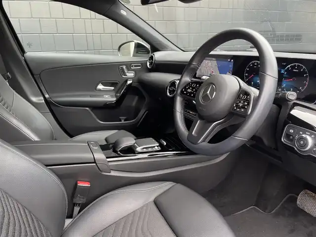 メルセデス・ベンツ Ａ１８０ スタイル 三重県 2020(令2)年 2.3万km コスモスブラック ＡＣＣ/レーダーセーフティ/純正ナビ/バックカメラ/フルセグＴＶ/Ｂｌｕｅｔｏｏｔｈ/ハーフレザーシート/シートヒーター/パワーシート/ＬＥＤヘッドライト/オートライト/純正１６インチアルミ/ＥＴＣ