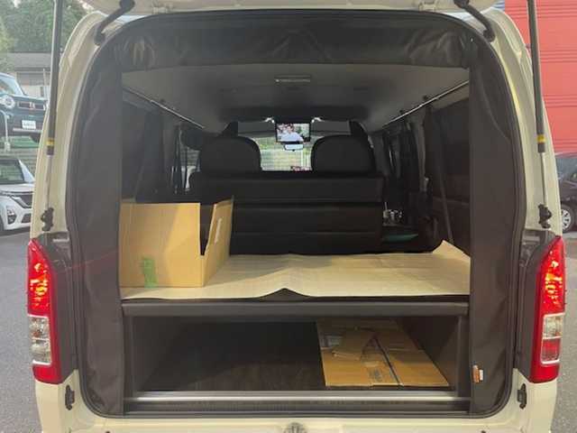 トヨタ ハイエース GL 大阪府 2021(令3)年 1.5万km ホワイトパールクリスタルシャイン /禁煙ワンオーナー//社外１０インチナビ【CN-F1X10LD】/・CD/DVD/SD/BT/フルTV//社外フリップダウンモニター【TVM-FW1300】//全周囲カメラ・バック/サイド/フロント//コーナーセンサー//デジタルインナーミラー//ETC2.0//社外16AW//レザー調シートカバー//ベットキット【FLEX】//防虫ネット【UIビークル】//片側パワースライドドア//オートハイビーム//レーンキープアシスト//ステアリングスイッチ//レザー調シートカバー//ガッツミラーレス