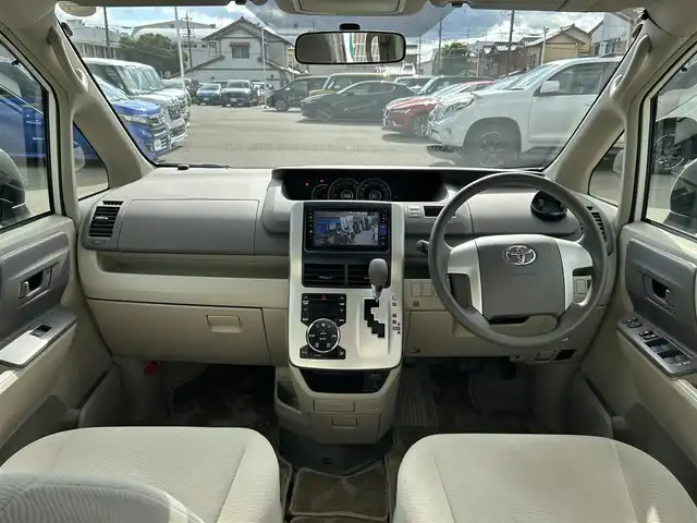 トヨタ ノア X 愛知県 2012(平24)年 4.2万km ホワイトパールクリスタルシャイン 社外ＳＤナビ　/ＣＤ／ＤＶＤ　/ＢＴ　/ＵＳＢ　/ＤＴＶ　/ＥＴＣ　/電動格納ミラー　/純正フロアマット　/ドアバイザー　/両側スライドドア　/ハロゲンライト