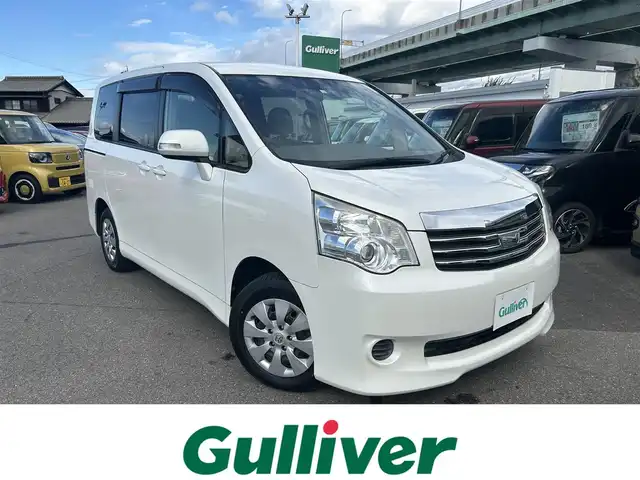 トヨタ ノア X 愛知県 2012(平24)年 4.2万km ホワイトパールクリスタルシャイン 社外ＳＤナビ　/ＣＤ／ＤＶＤ　/ＢＴ　/ＵＳＢ　/ＤＴＶ　/ＥＴＣ　/電動格納ミラー　/純正フロアマット　/ドアバイザー　/両側スライドドア　/ハロゲンライト