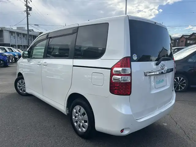 トヨタ ノア X 愛知県 2012(平24)年 4.2万km ホワイトパールクリスタルシャイン 社外ＳＤナビ　/ＣＤ／ＤＶＤ　/ＢＴ　/ＵＳＢ　/ＤＴＶ　/ＥＴＣ　/電動格納ミラー　/純正フロアマット　/ドアバイザー　/両側スライドドア　/ハロゲンライト