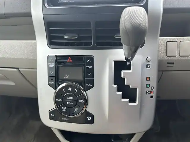 トヨタ ノア X 愛知県 2012(平24)年 4.2万km ホワイトパールクリスタルシャイン 社外ＳＤナビ　/ＣＤ／ＤＶＤ　/ＢＴ　/ＵＳＢ　/ＤＴＶ　/ＥＴＣ　/電動格納ミラー　/純正フロアマット　/ドアバイザー　/両側スライドドア　/ハロゲンライト