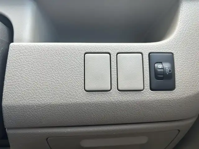 トヨタ ノア X 愛知県 2012(平24)年 4.2万km ホワイトパールクリスタルシャイン 社外ＳＤナビ　/ＣＤ／ＤＶＤ　/ＢＴ　/ＵＳＢ　/ＤＴＶ　/ＥＴＣ　/電動格納ミラー　/純正フロアマット　/ドアバイザー　/両側スライドドア　/ハロゲンライト