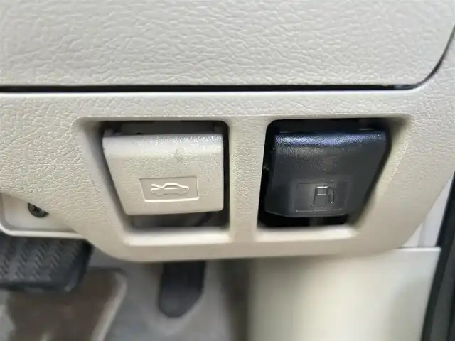 トヨタ ノア X 愛知県 2012(平24)年 4.2万km ホワイトパールクリスタルシャイン 社外ＳＤナビ　/ＣＤ／ＤＶＤ　/ＢＴ　/ＵＳＢ　/ＤＴＶ　/ＥＴＣ　/電動格納ミラー　/純正フロアマット　/ドアバイザー　/両側スライドドア　/ハロゲンライト