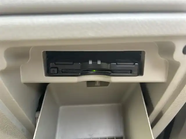 トヨタ ノア X 愛知県 2012(平24)年 4.2万km ホワイトパールクリスタルシャイン 社外ＳＤナビ　/ＣＤ／ＤＶＤ　/ＢＴ　/ＵＳＢ　/ＤＴＶ　/ＥＴＣ　/電動格納ミラー　/純正フロアマット　/ドアバイザー　/両側スライドドア　/ハロゲンライト