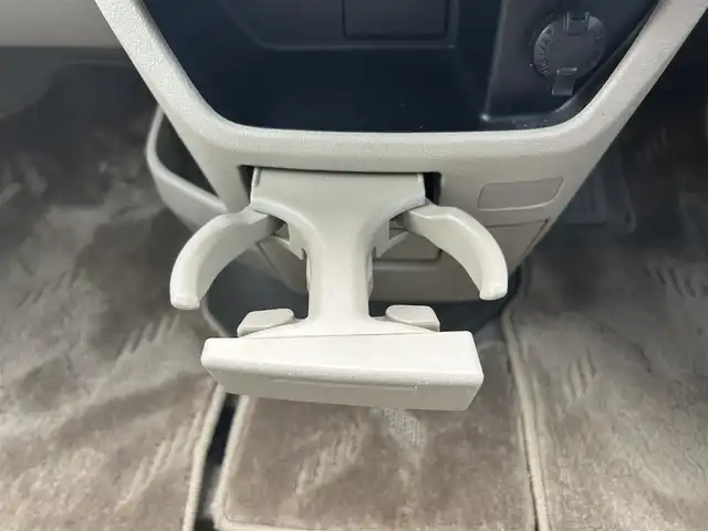 トヨタ ノア X 愛知県 2012(平24)年 4.2万km ホワイトパールクリスタルシャイン 社外ＳＤナビ　/ＣＤ／ＤＶＤ　/ＢＴ　/ＵＳＢ　/ＤＴＶ　/ＥＴＣ　/電動格納ミラー　/純正フロアマット　/ドアバイザー　/両側スライドドア　/ハロゲンライト